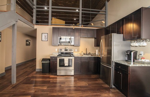 Lincoln Apartamento | Lincoln’s Loft - Hawthorne Suite Downtown Lincoln, IL