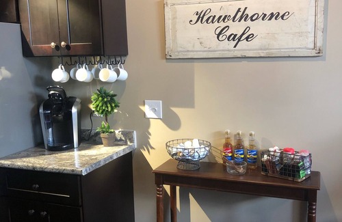 Lincoln Apartamento | Lincoln’s Loft - Hawthorne Suite Downtown Lincoln, IL