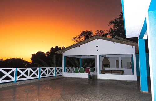 Borrifos Casa | Linda Costeira de 4 Suítes com Vista Para a Ilha de Alcatrazes