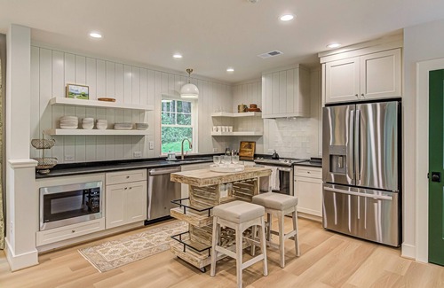 Winston - Salem Casa | Linda Cottage- Premium Retreat close to Wake Forest Campus w/ Lvl 2 EV Charger