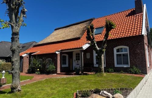Osteel Casa | Lindenhuus-Urlaub unter einem Teilreetdach-Terrasse - Nahe Norden-Norddeich