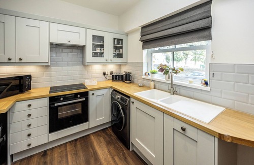 Ainley Top Cabaña | Lindley GemnHeart of Lindley, sleeps up to 6, enclosed gardens, yards from Manor