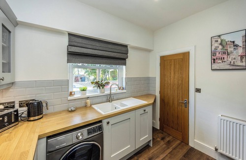 Ainley Top Cabaña | Lindley GemnHeart of Lindley, sleeps up to 6, enclosed gardens, yards from Manor