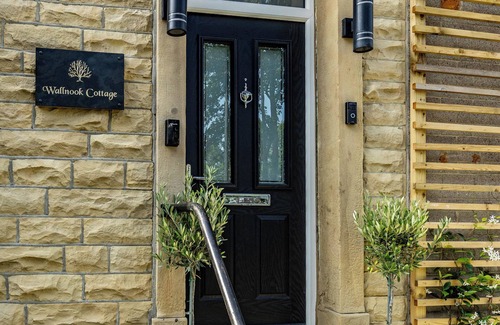 Ainley Top Cabaña | Lindley GemnHeart of Lindley, sleeps up to 6, enclosed gardens, yards from Manor