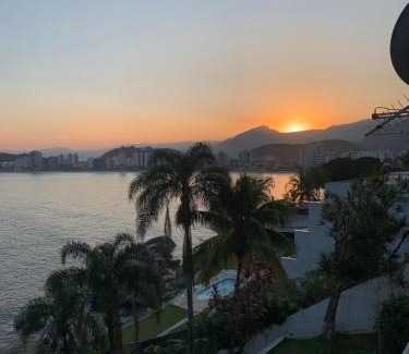 Martim de Sa Apartamento | Lindo Duplex Pé Na Areia com Praia Privativa