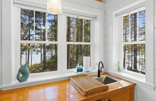 Saint George Cabina | Lindquist Cottage | Waterfront Studio with King Bed, Deck & Shoreline Access