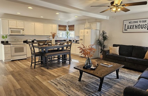 Cross Hill Cabaña | Lindsey's Lakeside Hideaway with hot tub & fire pit!