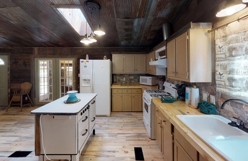 Red River Cabina | Line Shack: esta casa en la ciudad, se ha actualizado recientemente con una gran decoración rústica. Hace mucho calor
