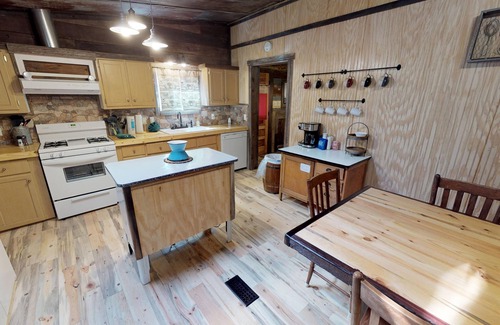 Red River Cabina | Line Shack: esta casa en la ciudad, se ha actualizado recientemente con una gran decoración rústica. Hace mucho calor