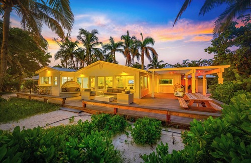 Holmes Beach Casa | Coastal Calm / Holmes Beach Pool Ocean Views