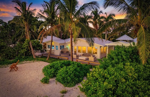Holmes Beach Casa | Coastal Calm / Holmes Beach Pool Ocean Views