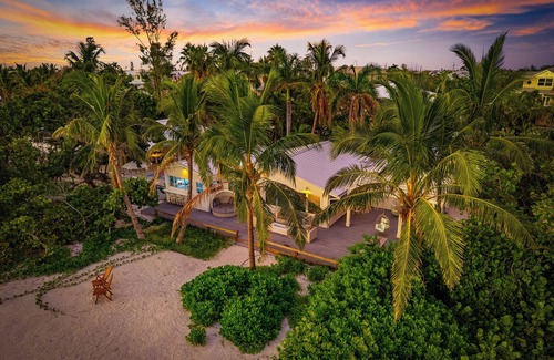 Holmes Beach Casa | Coastal Calm / Holmes Beach Pool Ocean Views