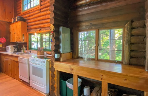 East Boothbay Cabina | Linekin Log Cabin: Dog-Friendly Log Cabin with Private Deep-Water Dock & Bay Views!
