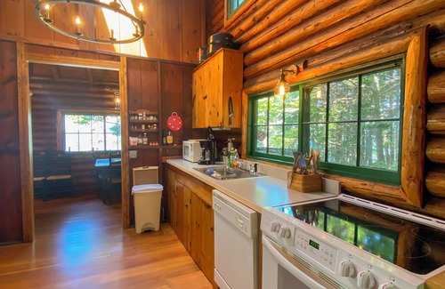 East Boothbay Cabina | Linekin Log Cabin: Dog-Friendly Log Cabin with Private Deep-Water Dock & Bay Views!