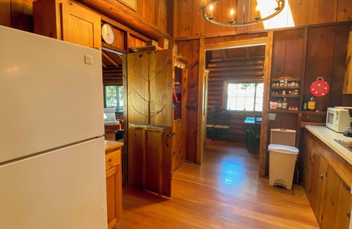 East Boothbay Cabina | Linekin Log Cabin: Dog-Friendly Log Cabin with Private Deep-Water Dock & Bay Views!