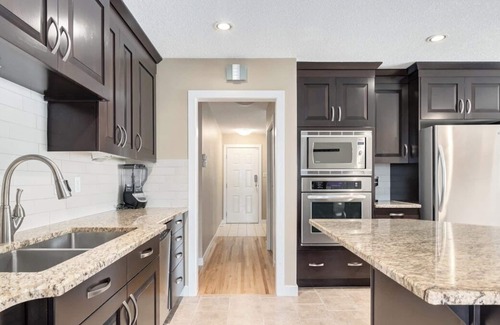 Banff Trail Casa | "Linen & Morley" 3 Bd W Huge Yard & 2 Living Rooms