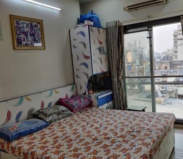 Santacruz West Apartamento | Linking Road Market : 3bhk apt