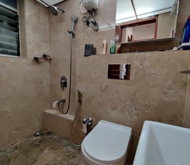 Santacruz West Apartamento | Linking Road Market : 3bhk apt