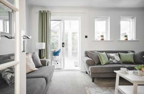 Ainley Top Casa | Links to M62 - 3 bedroom property