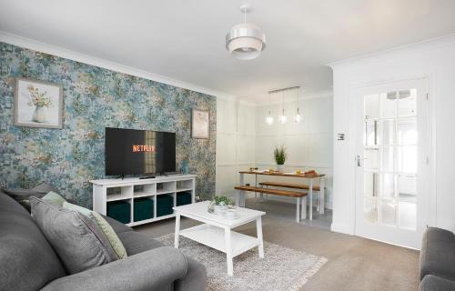 Ainley Top Casa | Links to M62 - 3 bedroom property