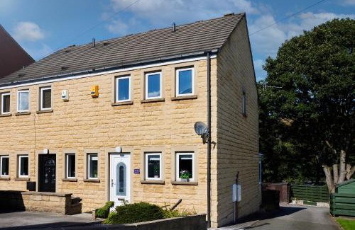 Ainley Top Casa | Links to M62 - 3 bedroom property