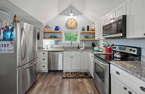 Southwick Casa | Linny’s Lake Retreat, Family-Friendly & Dock Access