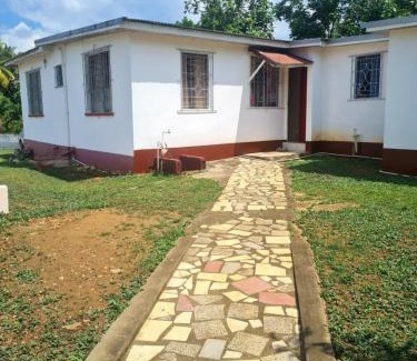 Linstead Apartamento | Linstead AirB&B
