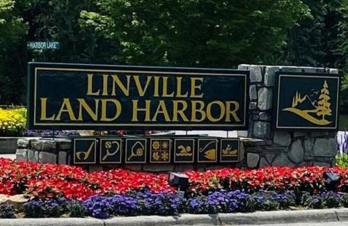 Newland Casa | Linville Land Harbor - River Run