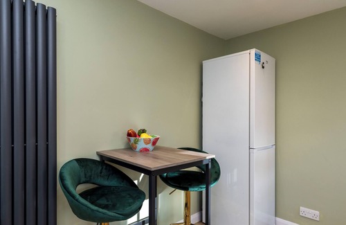 Horsham Casa | Lion House - Designer 4 Bed Urban Oasis Townhouse
