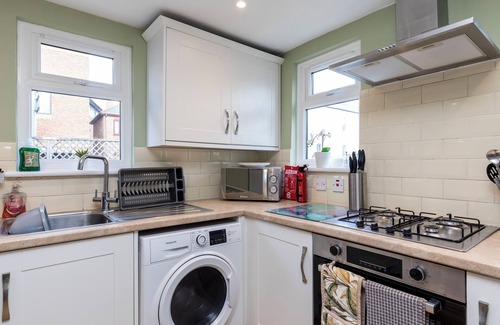 Horsham Casa | Lion House - Designer 4 Bed Urban Oasis Townhouse