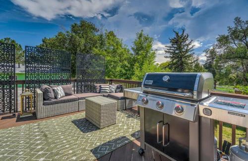 Central Colorado Springs Casa | Lion Lodge - Prime Spot Game Room Hot Tub Fire Pit