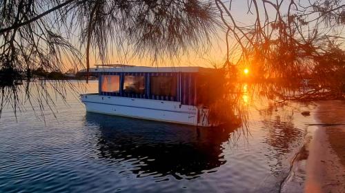 Noosa Heads Apartamento | Liquid PARIDISE Noosaville houseboat "Experience More"