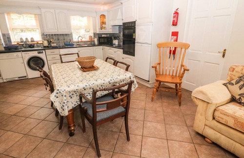 Union Hall Cabaña | LIS-ARDAGH COTTAGE 1, family friendly in Union Hall, County Cork