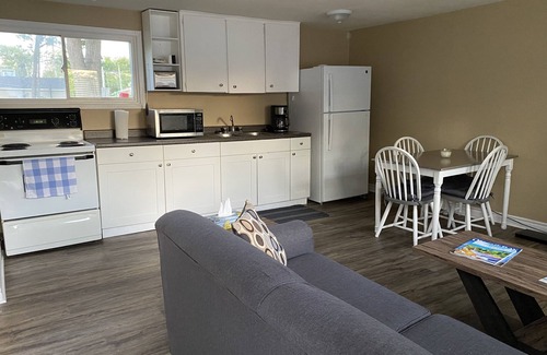 Wasaga Beach Cabaña | Listen to the waves from your front deck