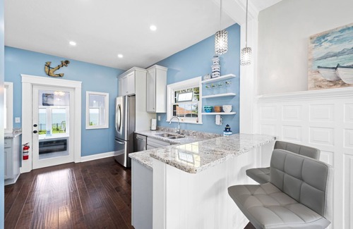 Lorain Casa | Lita's Lake Home-Walk to Century Park and Beach!