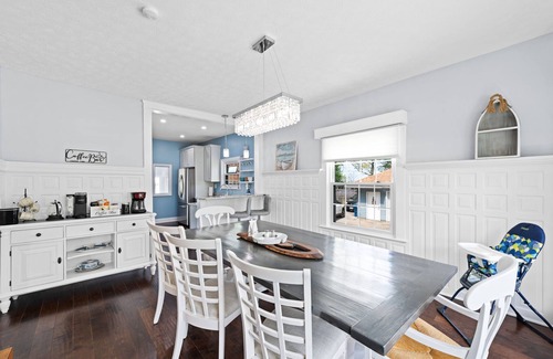 Lorain Casa | Lita's Lake Home-Walk to Century Park and Beach!