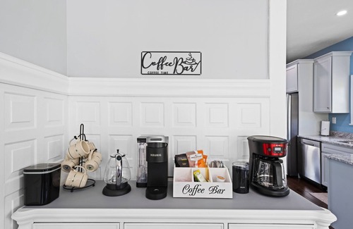 Lorain Casa | Lita's Lake Home-Walk to Century Park and Beach!
