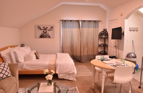 Sherman Oaks Casa | Lite y Airy Sherman Oaks Estudio w / jardín, cerca de Universal Studios.