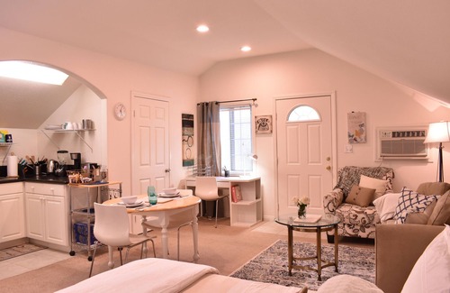 Sherman Oaks Casa | Lite y Airy Sherman Oaks Estudio w / jardín, cerca de Universal Studios.