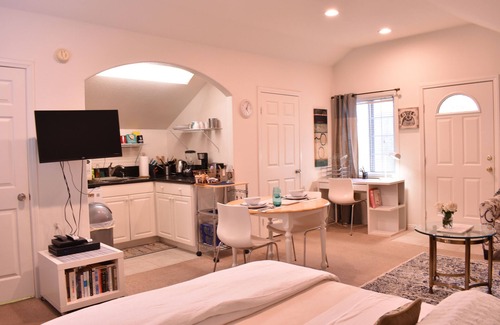 Sherman Oaks Casa | Lite y Airy Sherman Oaks Estudio w / jardín, cerca de Universal Studios.