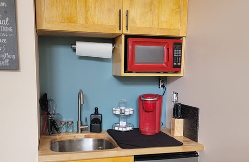 Sandpoint Apartamento | Literature Suite - Full suite w/ kitchenette, private bath in 1930 Schoolhouse