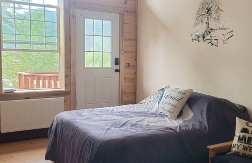 Sandpoint Apartamento | Literature Suite - Full suite w/ kitchenette, private bath in 1930 Schoolhouse