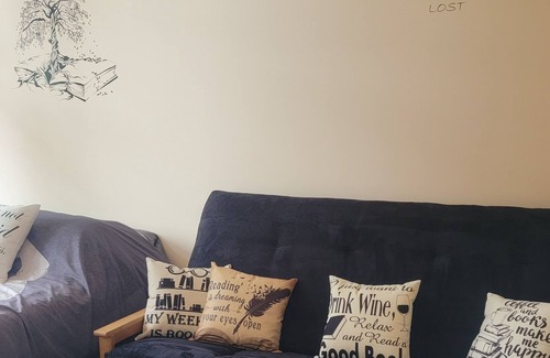 Sandpoint Apartamento | Literature Suite - Full suite w/ kitchenette, private bath in 1930 Schoolhouse