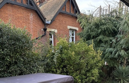 Broad Oak Casa | Little Acorns Bungalow Nestled just outside of City Centre