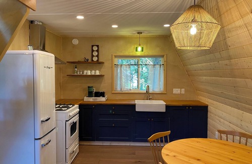 Halfmoon Bay Cabina | Little Anchor A-frame, off-grid & short walk to beach/ pier/ General Store.