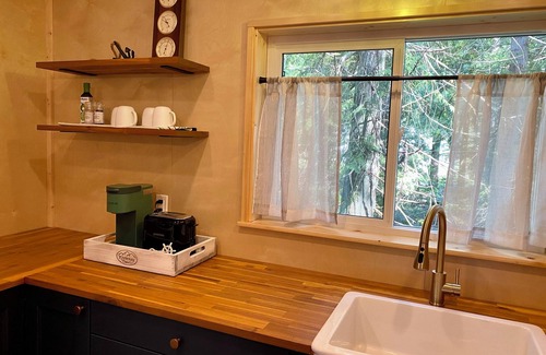 Halfmoon Bay Cabina | Little Anchor A-frame, off-grid & short walk to beach/ pier/ General Store.