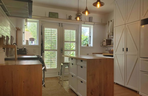 Hamilton East Casa | Little Architectural House in Iconic Hamilton Hayes Paddock Neighborhood.