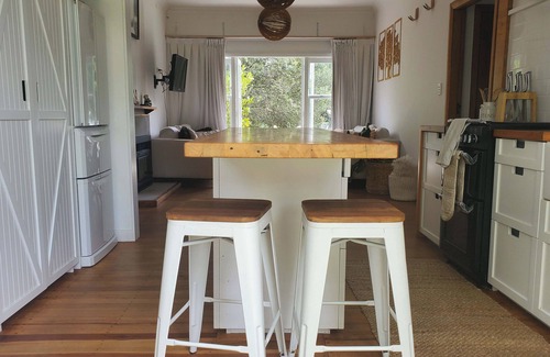 Hamilton East Casa | Little Architectural House in Iconic Hamilton Hayes Paddock Neighborhood.