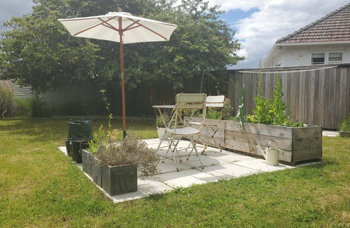 Hamilton East Casa | Little Architectural House in Iconic Hamilton Hayes Paddock Neighborhood.