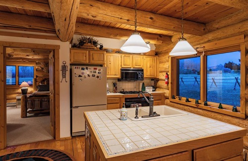 Bozeman Cabina | Little Bear Lodge - Spectacular Views & Wildlife